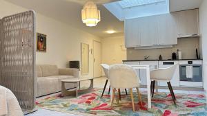 un salon avec un canapé, une table et des chaises dans l'établissement Cave Suite, à Zurich