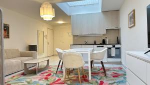 une cuisine et un salon avec une table et des chaises dans l'établissement Cave Suite, à Zurich 12 autres photos