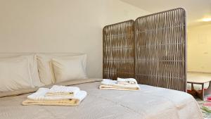 un lit avec deux serviettes posées dessus dans l'établissement Cave Suite, à Zurich