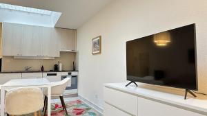 une cuisine avec une grande télévision à écran plat sur un comptoir dans l'établissement Cave Suite, à Zurich