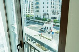 Yas IslandLuxury Yas Golf Stay Near F1 Track的从城市街道的窗户欣赏风景