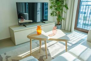 Yas IslandLuxury Yas Golf Stay Near F1 Track的客厅,桌子上摆放着两个花瓶