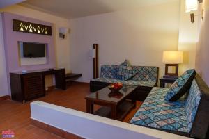 un salon avec un canapé et une télévision dans l'établissement Rosa Boho Hotel And Aqua Park, à Hurghada