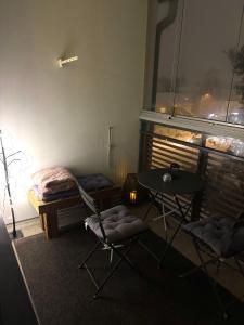 une pièce avec une table, des chaises et un lit dans l'établissement Apartment, à Rovaniemi