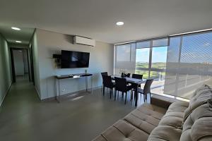 Μια τηλεόραση ή/και κέντρο ψυχαγωγίας στο Divino 2 Quartos com Piscina e Vista Incrível