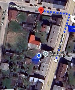 une carte d'une maison avec un point rouge dans l'établissement Stay comfy in Vecliepaja, à Liepāja 17 autres photos