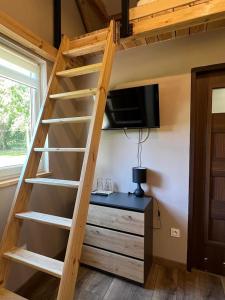 ein Hochbett mit Schreibtisch in einem Zimmer in der Unterkunft Pokój z antresolą i łazienką in Rogoźno