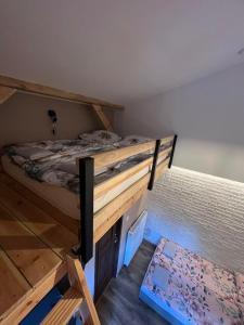 ein Etagenbett in einem Zimmer mit einem Bettgestell in der Unterkunft Pokój z antresolą i łazienką in Rogoźno