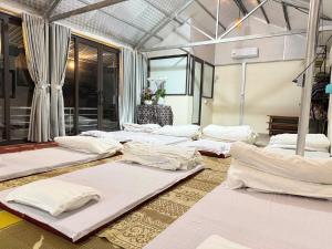ein Zimmer mit einer Reihe von Matratzen auf dem Boden in der Unterkunft An' Home Mai Chau in Mai Châu