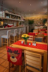 ein Restaurant mit einem Tisch und Stühlen, die mit Blumen bedeckt sind in der Unterkunft Hotel Discovery in Stuttgart