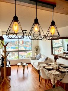 ein Wohnzimmer mit 3 Lichtern, die von der Decke hängen in der Unterkunft Modern and comfortable apartment nearby Aairport in Lima + 41 Fotos