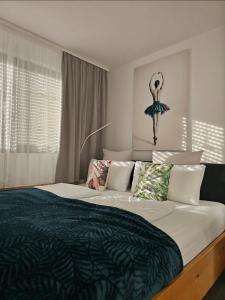 ein Schlafzimmer mit einem Bett mit einer Meerjungfrau an der Wand in der Unterkunft SmartApart - Design Apartment - Favorite Place - Full Equipment - Public Transport in Nürnberg