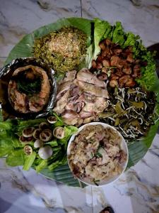 une assiette de nourriture avec différents types d'aliments dessus dans l'établissement An' Home Mai Chau, à Mai Châu 5 autres photos