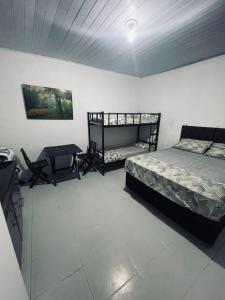 Ένα ή περισσότερα κρεβάτια σε δωμάτιο στο Kitnets da Lu