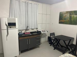 Η κουζίνα ή μικρή κουζίνα στο Kitnets da Lu