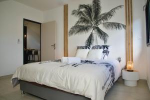 Postel nebo postele na pokoji v ubytování O'Meublés des 2Bois -L'Eucalyptus Piscine chauffée & Spa + 57 fotografií