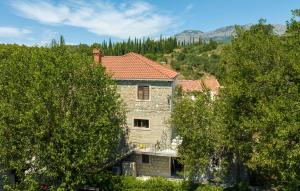 Nespecifikovaný výhled na hory nebo výhled na hory při pohledu z vily