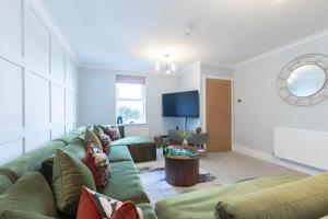 TV a/nebo společenská místnost v ubytování Elliot Oliver - Spacious Five Bed Town House With Garden & Garage