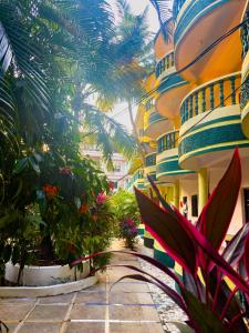 un edificio con un patio con plantas y palmeras en IVON Guest House Arambol, en Arambol