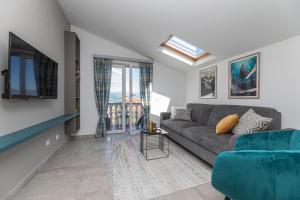 a living room with a couch and a tv at Pension Tina App 1 in Šilo