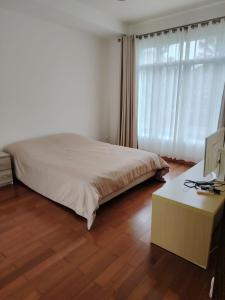 a bedroom with a bed and a desk and a window at Hua Hin Blue Lagoon Island Villa A Family Paradise in Ban Nong Chaeng