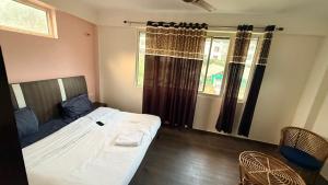 博瓦利Sk inn hotel的一间有两张床和一扇窗户的小卧室 更多2张照片