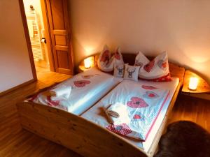 un lit avec des oreillers dessus dans une chambre dans l'établissement Gemütliches Ferienhaus In Ruhiger Lage, à Innerkrems 12 autres photos