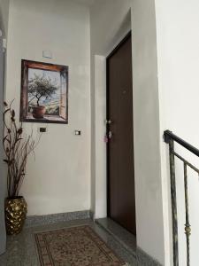 un couloir avec une porte et un tableau sur le mur dans l'établissement Kalon Eidos, il magico posto della Calabria Jonica, à Condofuri Marina