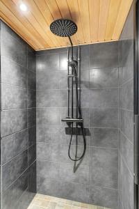 una ducha con cabezal de ducha en un baño en Villa Lapland Luxe, Private Sauna, Free Wifi, en Rovaniemi 13 fotos más