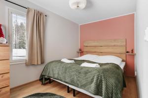 Un dormitorio con una cama y una ventana en Villa Lapland Luxe, Private Sauna, Free Wifi, en Rovaniemi