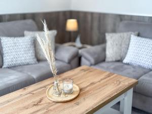 una mesa de café con una vela encima en Wenkendeck, en Fehmarn 29 fotos más