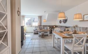 Una cocina y una sala de estar con mesa y sillas. en Wenkendeck, en Fehmarn
