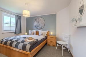 Un dormitorio con una cama con un sombrero encima. en Wenkendeck, en Fehmarn