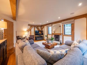 Una gran sala de estar con sofás y un televisor. en Beautiful Oak-framed Devon Escape Near Dartmouth, en Stoke Fleming