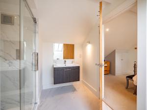 Un baño con lavabo y ducha de cristal. en Beautiful Oak-framed Devon Escape Near Dartmouth, en Stoke Fleming 41 fotos más