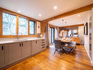 Una cocina y un comedor con mesa y sillas. en Beautiful Oak-framed Devon Escape Near Dartmouth, en Stoke Fleming