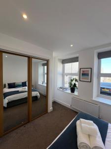 En eller flere senge i et værelse på 1 Bed Apartment in Town Centre