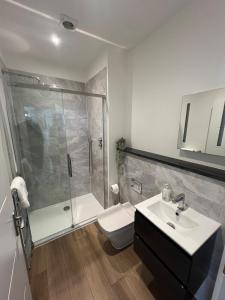 Et badeværelse på 1 Bed Apartment in Town Centre + 3 billeder