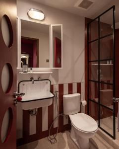 雅加达3BR Cozy CBD Sudirman Loft, New York Artist Design的一间带卫生间、水槽和镜子的浴室