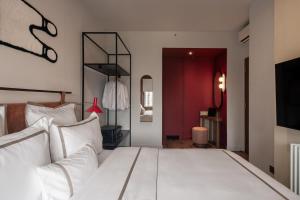 雅加达3BR Cozy CBD Sudirman Loft, New York Artist Design的卧室配有白色的床和红色的门