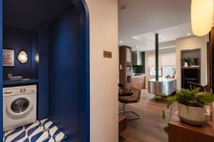 雅加达3BR Cozy CBD Sudirman Loft, New York Artist Design的厨房以及带洗衣机的起居室。