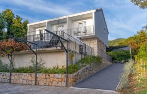 une maison avec un escalier en face de celle-ci dans l'établissement Villa Arborea by Villas Guide, à Molunat