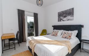 une chambre avec un lit, un bureau et une fenêtre dans l'établissement Villa Arborea by Villas Guide, à Molunat 37 autres photos