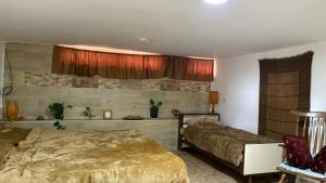 ein Schlafzimmer mit einem Bett und einem Fenster in der Unterkunft Simple home in Madaba