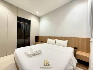 Giường trong phòng chung tại 4 Br Pool Villa in Chalong