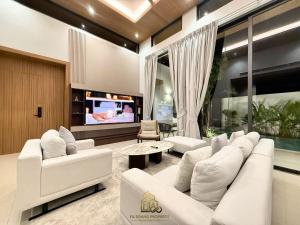 Μια τηλεόραση ή/και κέντρο ψυχαγωγίας στο 4 Br Pool Villa in Chalong