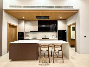 Η κουζίνα ή μικρή κουζίνα στο 4 Br Pool Villa in Chalong