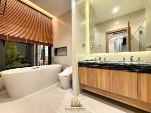 Ένα μπάνιο στο 4 Br Pool Villa in Chalong +21 φωτογραφίες
