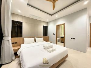 Giường trong phòng chung tại 4 Br Pool Villa in Chalong
