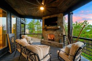 Χώρος καθιστικού στο Stayhocha Top Shelf Heated Pool, Hot Tub, Views